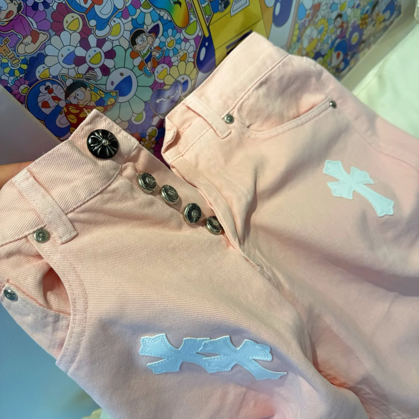 P280 Style number: D302 Chrome Hearts pink leather jeans Size: 28-34 corresponds to S-XL Color: light pink Size: S-XL (corresponds to 28 30 32 34) 28 30 32 34 Size S M L XL Pants length 101 102 103 104 Hips 110 114 118 122 Waist circumference 86 90 94 98 (There is an error of 1~3cm due to manual measurement)